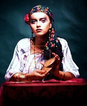 8894649-portrait-d-une-diseuse-gypsy-assis-une-table-et-de-m-langer-les-cartes-de-tarot-qu-elle-d-tentrice.jpg